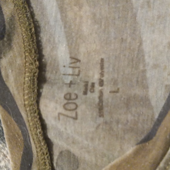 This a camo t-shirt - Picture 3 of 3